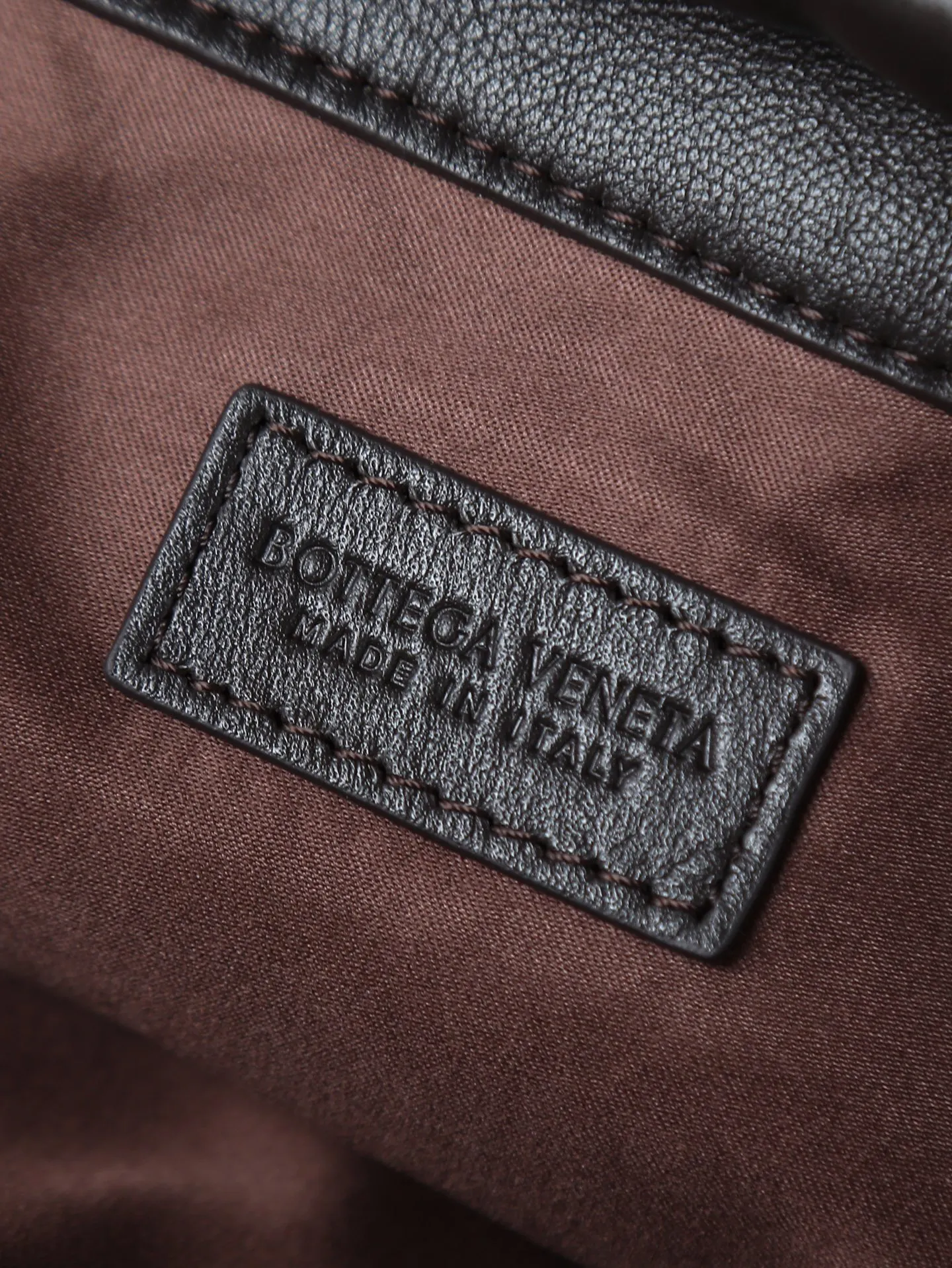p1600. BOTTEGA VENETA 2025 new women's Dustbag Notte clutch. Dustbag, which has been very popular since its launch, has a chain clause! ! The hand-carrying method is reminiscent of the classic bag type Pouch , light and elegant, the retained drawstring design can be used as a bag, and the chain is longer, which is very suitable for sisters who like to carry their hands cross-body with their hands free. No matter which way you carry it, you can change the way you carry it according to the occasion and your mood of the day, which can make the overall outfit more fashionable🪄🪄The body of the bag has also been widened. It is the rainy season and the weather is hot, so it can easily accommodate small umbrellas and water bottles. The interior is made of nylon, which is light and comfortable to carry, and is very suitable for summer use. Style number: 839394 Size: 33*19*8cm
